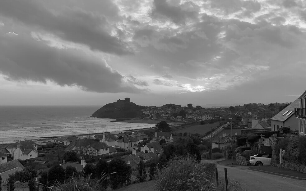 Paisaje de ciudad costera en blanco y negro